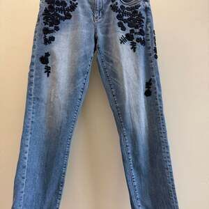 Pilcro and the Letterpress Mid-Rise Slim Boyfriend Embroidered Raw Hem Jeans Siz